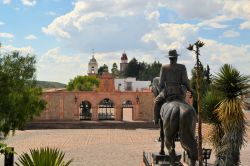 Zacatecas, Messico: il santuario di Nostra Signora di Patrocinio con una statua equestre nel piazzale antistante.

