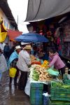 Una delle strade lungo le quali si svolge il mercato di Zacatlán de las Manzanas, in Messico. Qui è possibile acquistare i prodotti della campagna e soprattutto le famose ...