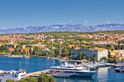Zadar, Croazia: la città situata nel cuore della Costa Adriatica con il porto e i monti Velebit sullo sfondo.

