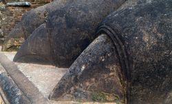 Particolare della zampa di leone accanto alla scalinata che conduce alle rovine del palazzo di Sigiriya, uno dei siti archeologici più spettacolari dello Sri Lanka.