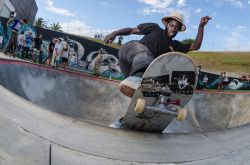 Zenildo Guilherme alla manifestazione internazionale di skate a Ericeira, Portogallo. Le evoluzioni di questo bravissimo skater portoghese all'evento ospitato in città - © homydesign ...