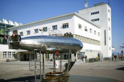 L'esterno dello Zeppelin Museum a Friedrichshafen, città tedesca dove venivano costruiti i famosi dirigibili - © footageclips / Shutterstock.com