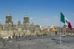 Lo Zócalo, l'enorme piazza di Città del Messico, con i suoi simboli: la Catedral Metropoltana, il tricolore messicano e, sulla destra, il Palacio Nacional - foto © ...
