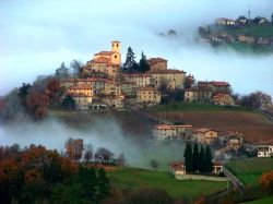 Il borgo di Zocca arrocatto sull'appennino emiliano, tra crescentine, castagne e Vasco Rossi