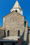 La zona absidale della chiesa di San Pietro a Corniglia, La Spezia, Liguria. Situato nella parte alta dell'abitato, questo edificio religioso è caratterizzato all'esterno dallo ...