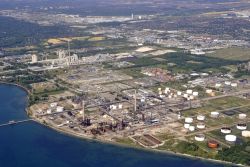 Veduta aerea della zona industriale di Mississauga (Ontario, Canada), che negli ultimi anni si è ingrandita e ha conosciuto un rapido aumento della popolazione, dovuto a un ammodernamento ...