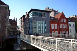 Zuivelbrug, Gent: è uno dei molti ponti della città, proprio accanto al cannone (il celebre Dulle Griet) che da quattrocento anni aspetta il momento per sparare il suo primo colpo. ...