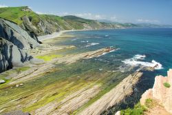 Zumaia, Paesi Baschi, e le sue formazioni di flysch che digradano nelle acque azzurre del mare.
