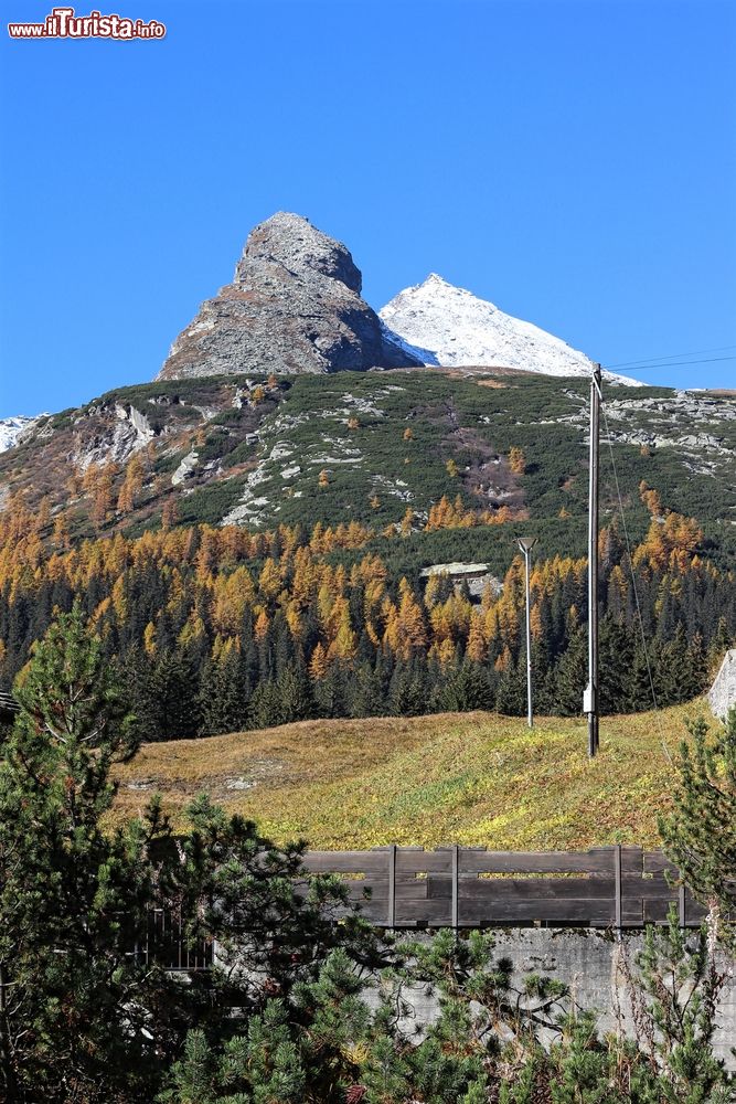 Immagine Picchi di montagna innevati al passo del San Bernardino visti dall'omonimo villaggio, Svizzera.