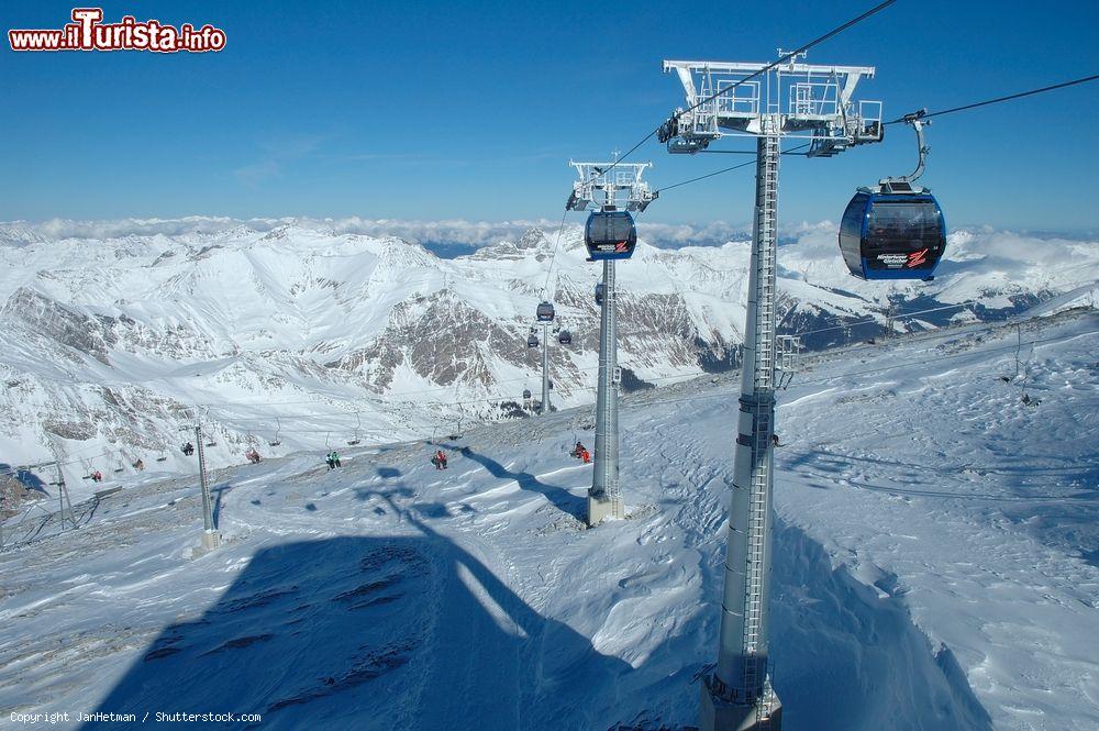 Immagine Picchi e ski lifts vicino a Hintertux, Austria. Nella valle di Zillertal si trova uno dei comprensori sciistici più apprezzati dagli appassionati di questa disciplina alpina - © JanHetman / Shutterstock.com
