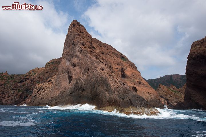 Immagine Scogliere della Riserva di Scandola, in Corsica - Istituita nel 1975, la Riserva Naturale di Scandola è stata la prima area protetta in Europa a comprendere sia un territorio marittimo che una parte di entroterra; la sua importanza a livello naturalistico è semplicemente inestimabile ed è proprio per questo che, nel 1983, questa straordinaria località è stata insignita del prestigioso titolo di "Patrimonio dell'Umanità" dall'UNESCO. Un territorio così importante e così ricco di meraviglie naturali necessita però di una tutela particolare; al suo interno sono infatti severamente vietati attività quali di pesca, caccia, campeggio, ormeggio notturno, subacquea e raccolta di piante e fiori.