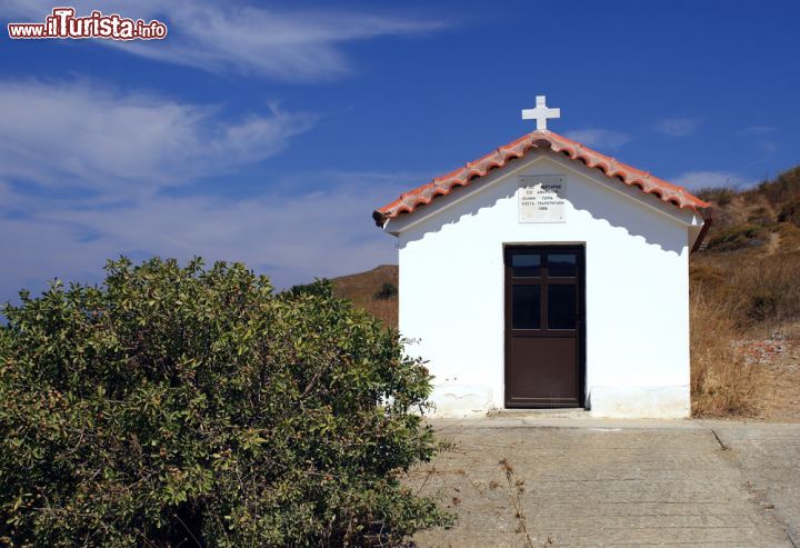 Immagine Piccola cappella sull'isola di Lemnos, Grecia - Un grazioso edificio dedicato al culto religioso ospitato sull'isola greca di Lemnos © Miroslav Hladik / Shutterstock.com