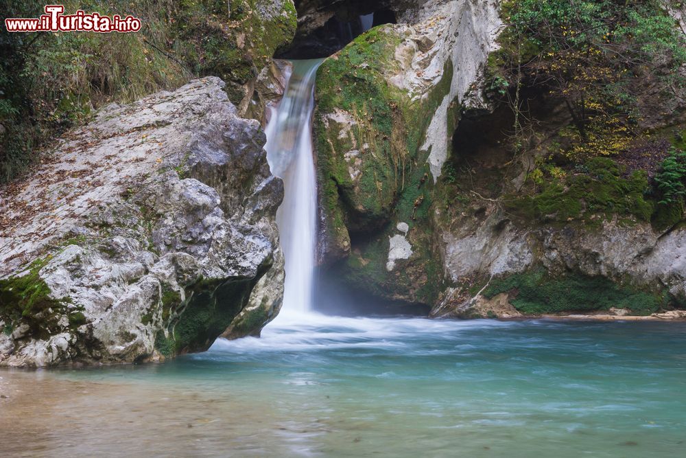 Immagine Una piccola cascata al Lago San Benedetto nei pressi di Subiaco, provincia di Viterbo, Lazio. Questo piccolo specchio d'acqua è immerso nella rigogliosa natura di Subiaco, nella Valle dell'Aniene. 