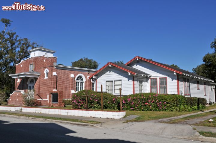Immagine Chiesa nella contea di Orlando, Florida - Una graziosa chiesetta dalla facciata in mattoni rossi a Orlando © Hank Shiffman / Shutterstock.com