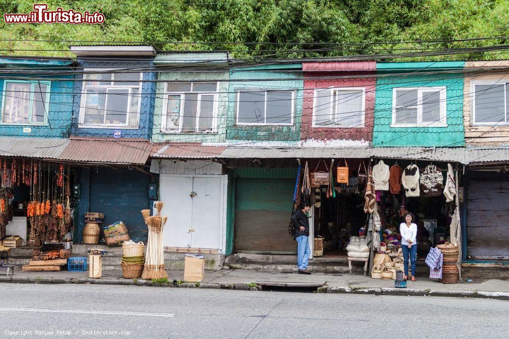 Immagine Piccole case colorate con bancarelle nel villaggio di Puerto Montt, Cile - © Matyas Rehak / Shutterstock.com