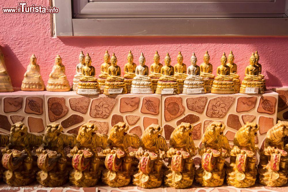 Immagine Piccole stuatuette dorate di Buddha al Wat Takian Temple di Nonthaburi, Thailandia - © Bubbers BB / Shutterstock.com