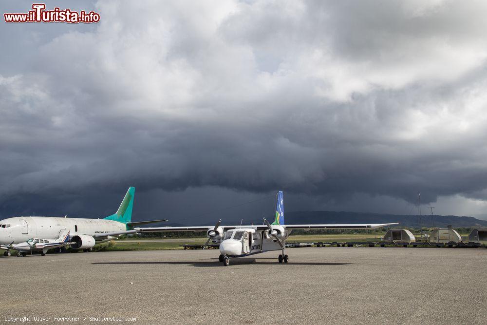 Immagine Un piccolo aereo a elica parcheggiato all'aeroporto di Honiara, isole Salomone, Oceania - © Oliver Foerstner / Shutterstock.com