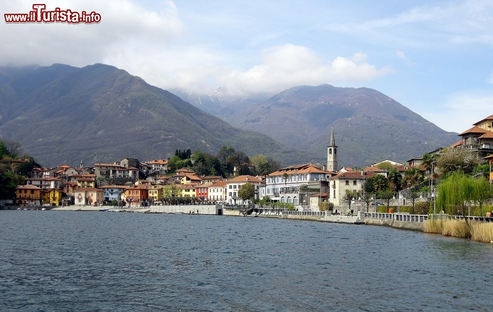 Immagine Il piccolo villaggio di Mergozzo affacciato sull'omonimo lago, Piemonte. Il paese conta poco più di 2 mila e 200 abitanti.