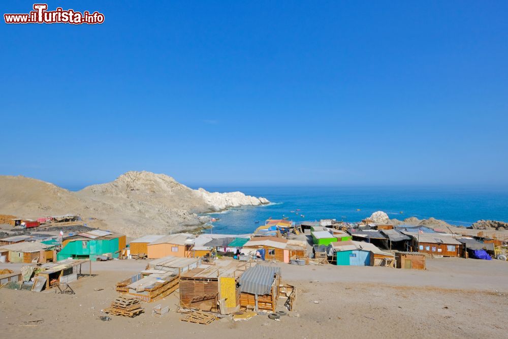 Immagine Un piccolo villaggio di pescatori sulla costa del Pacifico a sud di Iquique, Cile, Sud America.