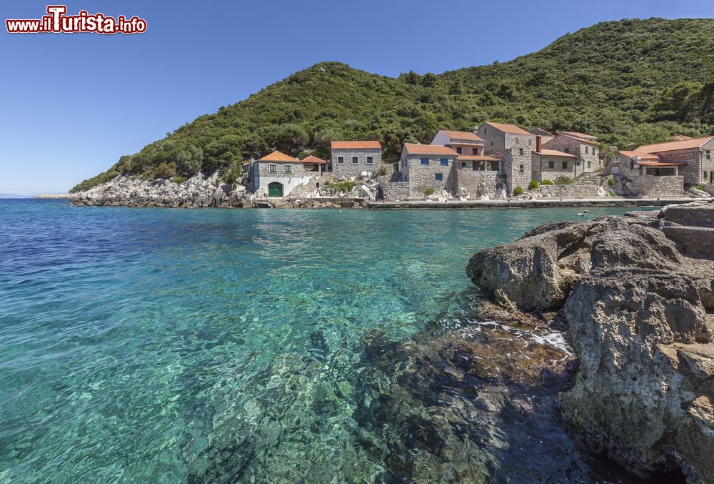 Immagine Piccolo villaggio nella baia di Lucica sull'isola di Lastovo, in Dalmazia, Croazia