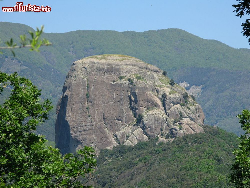 Immagine Pietra Cappa il Monolite più grande d'Europa nel Parco Nazionale dell'Aspromonte a San Luca in Calabria  - © Jacopo Werther, CC BY-SA 4.0, Wikipedia