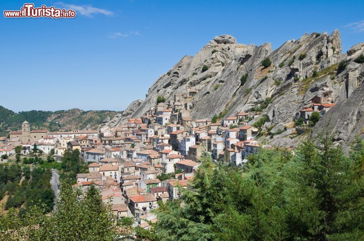 Immagine Pietrapertosa e la magica cornice delle Dolomiti Lucane: il colpo d'occhio ha reso questo villaggio montano come uno dei borghi più famosi della Basilicata - © Mi.Ti. / Shutterstock.com