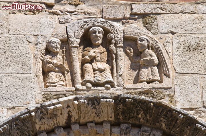 Immagine Dettagli della Chiesa di San Severino Abate a San Severo, Puglia: i bassorilievi - l'immagina raffigura un antichissimo bassorilievo presente sulla facciata della chiesa risalente al XII secolo e raffigurante San Severino tra due angeli. . - © Mi.Ti. / Shutterstock.com