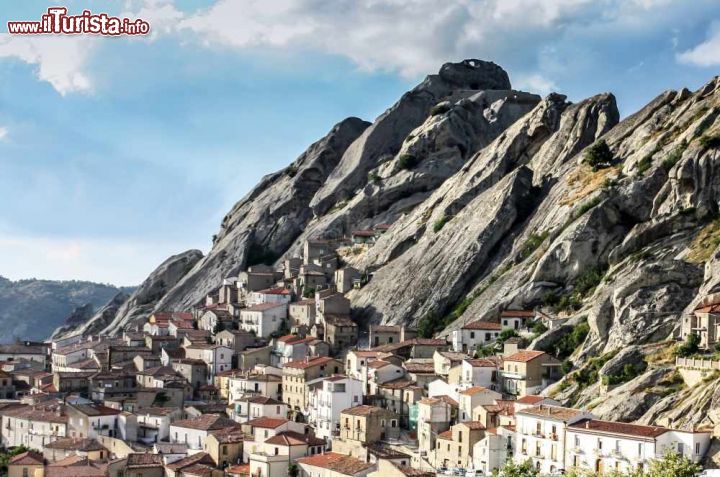 Immagine Pietramezzana ovvero il borgo di Pietrapertosa utilizzato come set cinematografico per il film "Un paese quasi perfetto" girato tra le montagne della lucania - © domeniconardozza / Shutterstock.com