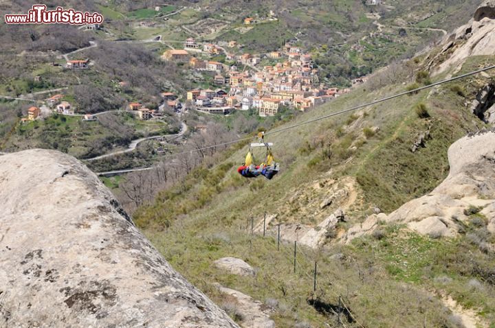 Immagine Il Volo dell'angelo in coppia: sia da Pietrapertosa che dalla vicina Castelmezzano, due Borghi della Basilicata, è possibile compiere l'esperienza adrenalica della discesa su carrucole sopra un dislivello di centinaia di metri - © www.basilicatanet.com/