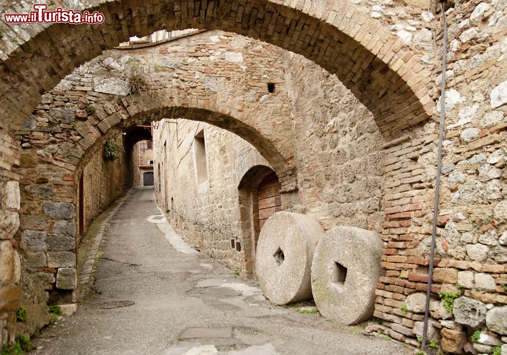 Immagine Pietre millenarie in una viuzza del centro storico di San Gimignano, Toscana.