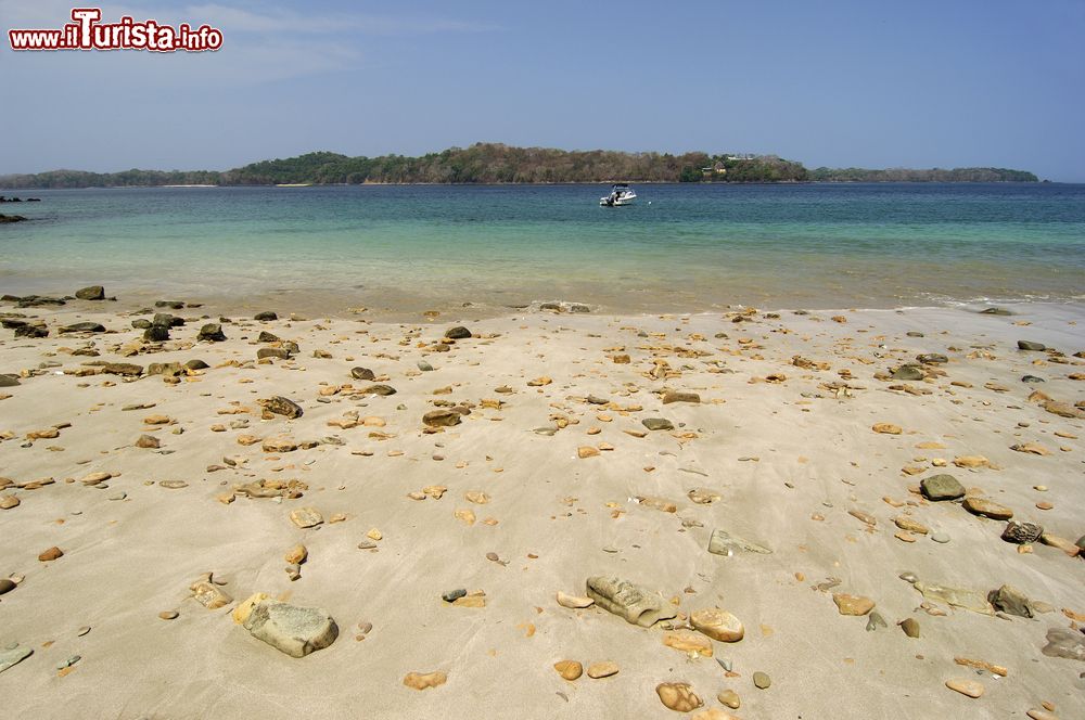 Immagine Pietre sulla spiaggia di Contadora Island, Panama. Acque calme e miti, spiagge di sabbia e roccia e foreste selvagge rendono questo luogo un vero e proprio paradiso.