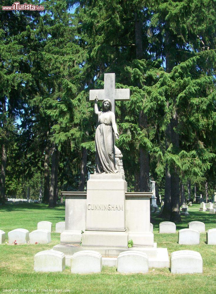 Immagine Pietre tombali al cimitero cattolico del Santo Sepolcro di Rochester, New York (USA) - © MCDesigns / Shutterstock.com