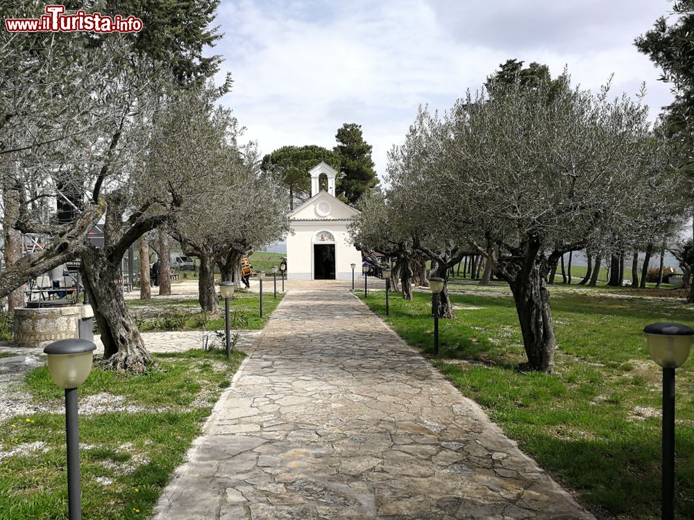 Immagine Pietrelcina, Campania: ingresso alla chiesa di San Francesco in Piana Romana.