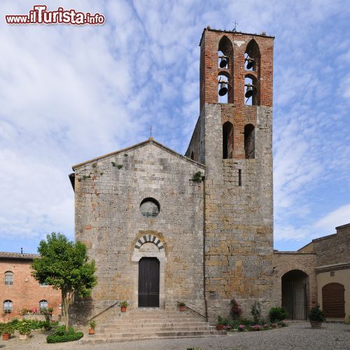 Immagine Pieve di San Giovanni Battista una delle attrazioni del centro di Lucignano - © Roberto Cerruti / Shutterstock.com