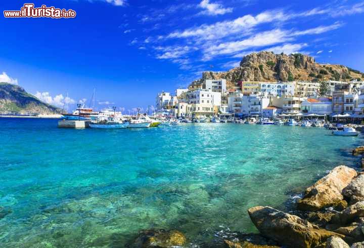 Immagine La bella cittadina di Pigadia, il mare limpido e la famosa spiaggia di Karpathos, isole del Dodecaneso in Grecia - © leoks / Shutterstock.com