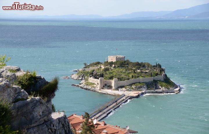 Immagine Pigeon Island a Kusadasi, Turchia - E' uno dei luoghi più interessanti da visitare in città. La piccola fortezza in pietra che occupa la maggior parte di Guvercin Ada, l'Isola dei Piccioni, ospita al suo interno una bella sala principale e alcune stie su palafitte per piccioni: l'attrattiva più importante è però costituita dalla piacevole passeggiata pedonale che accompagna alla scoperta del giardino che la circonda e della sua architettura fatta di mura e bastioni © Volker Rauch / Shutterstock.com