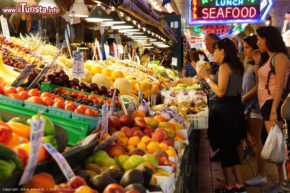 Immagine Pike Place Market a Seattle, il più antico mercato degli Stati Uniti - © steve estvanik / Shutterstock.com