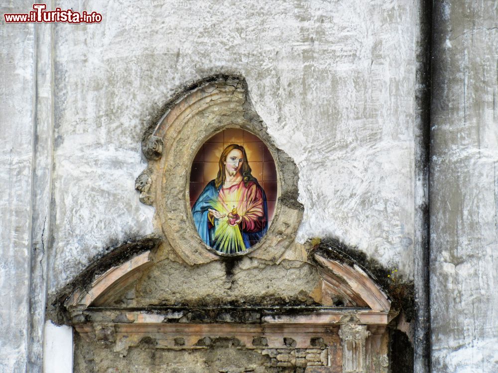 Immagine Pimonte, Campania: un dettaglio di una chiesa della cittadina vicino alla Costiera Amalfitana