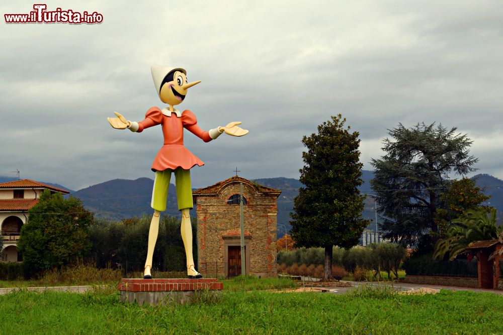 Immagine Pinocchio, il famoso burattino di legno celebrato a Collodi con una enorme statua