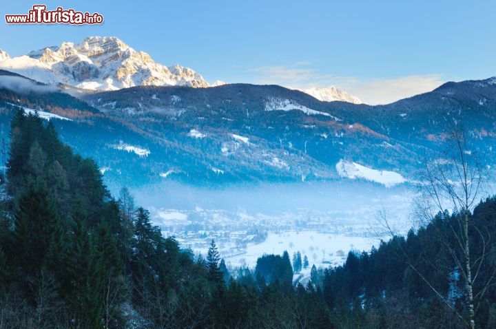 Immagine Pinzolo in inverno, il gelo della val Rendena in Trentino - © Roberto Cerruti / Shutterstock.com