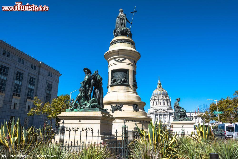 Immagine Pioneer Monument a San Francisco, California. Questo monumento in granito con figure in bronzo è stato creato da Frank Happersberger e finanziato dalla tenuta di James Lick. Si trova su Fulton Street tra Hyde e Larkin Street nel Civic Center - © pikappa51 / Shutterstock.com