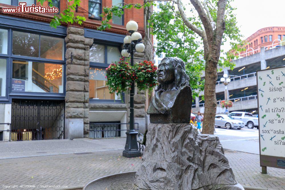 Immagine Pioneer Square Plaza nel centro di Seattle, Washington, con Tlingit Indian Totem - © ARTYOORAN / Shutterstock.com