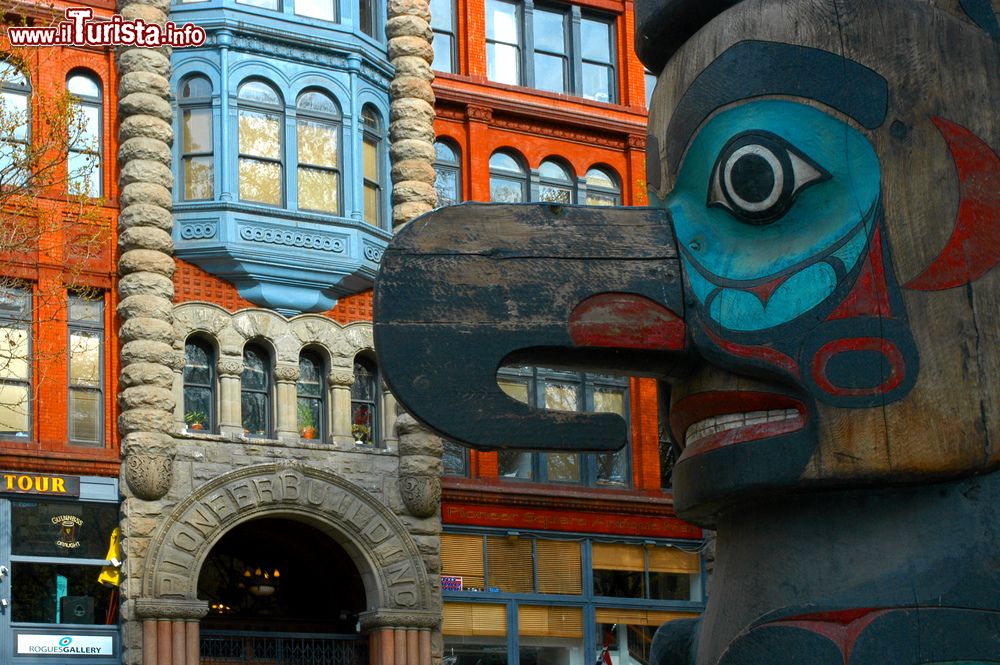 Immagine Pioneer's Totem a Seattle, Washington: si trova in Pioneer Square. Venne scolpito nel 1790 nel villaggio di Tlingit, sull'isola di Tongass, per onorare le donne.