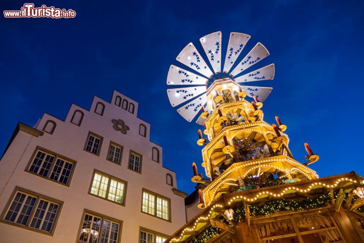 Immagine La piramide di Natale più alta del mondo (20 m) al mercatino natalizio di Rostock in Germania
- © RicoK / Shutterstock.com