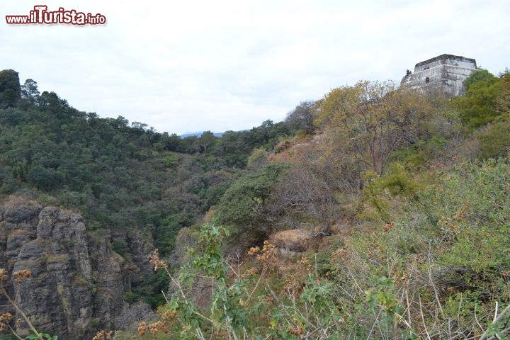 Immagine Piramide del Tepozteco: il sito archeologico vanta una posizione spetatcolare, ed ospita oltre alla piramide anche l'area abitativa dei sacerdoti, situata poco più in basso su un terrazzamento dove sono stati rinvenuti molti oggetti sacri.