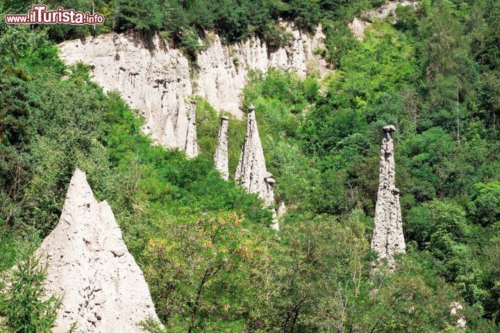 Immagine Piramidi di terra a Segonzano, il paesaggio particolare della Valle di Cembra in Trentino - © Migel / Shutterstock.com