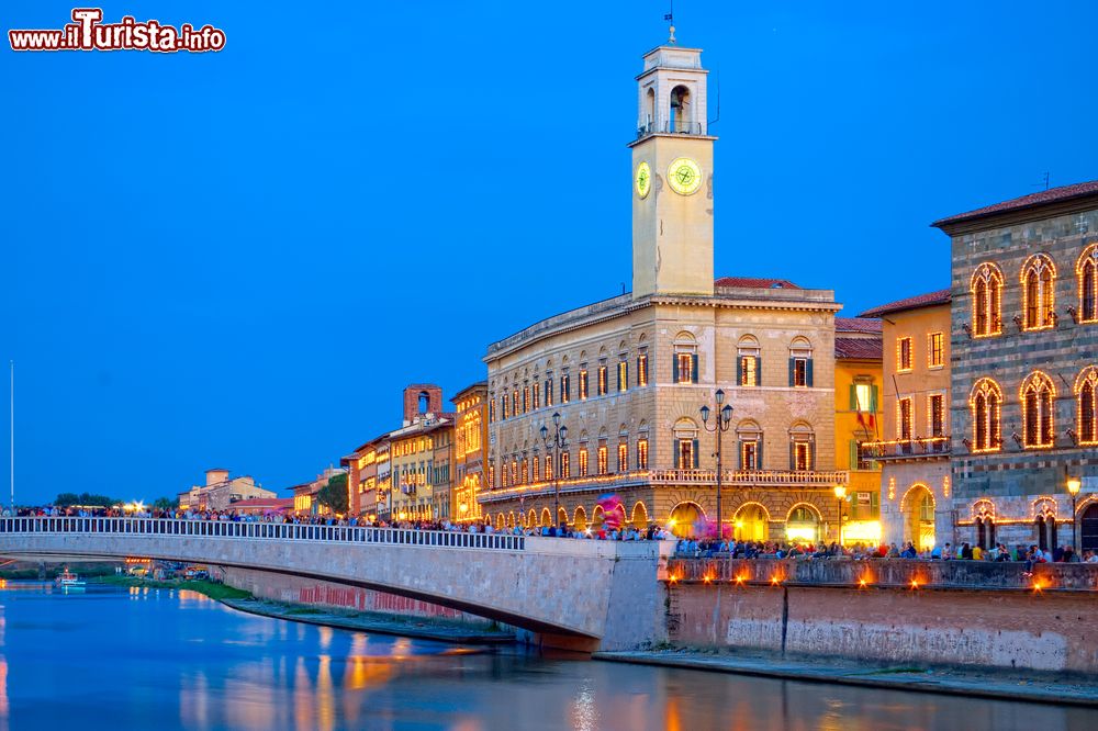 Immagine Pisa by night con il panorama del Ponte di Mezzo sul fiume Arno, Toscana. Situato idealmente nel centro della città, il Ponte Conte Ugolino detto di Mezzo, collega piazza Garibaldi a piazza XX° Settembre.