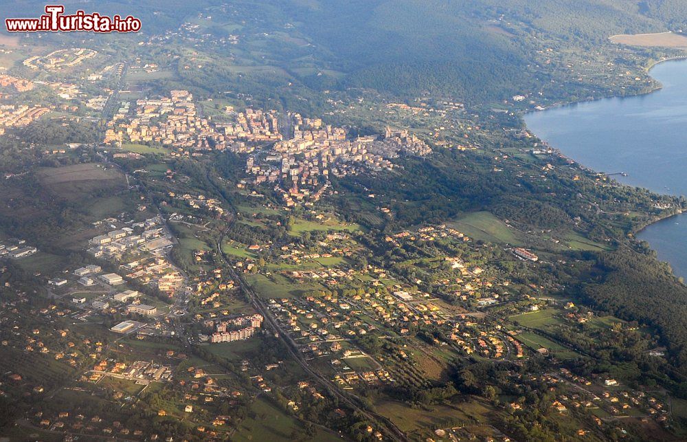 Immagine Pisciarelli di Bracciano, il gruppo di case in basso a destra, lungo le rive del lago laziale- Foto di MrPanyGoff - CC BY-SA 4.0, Wikipedia