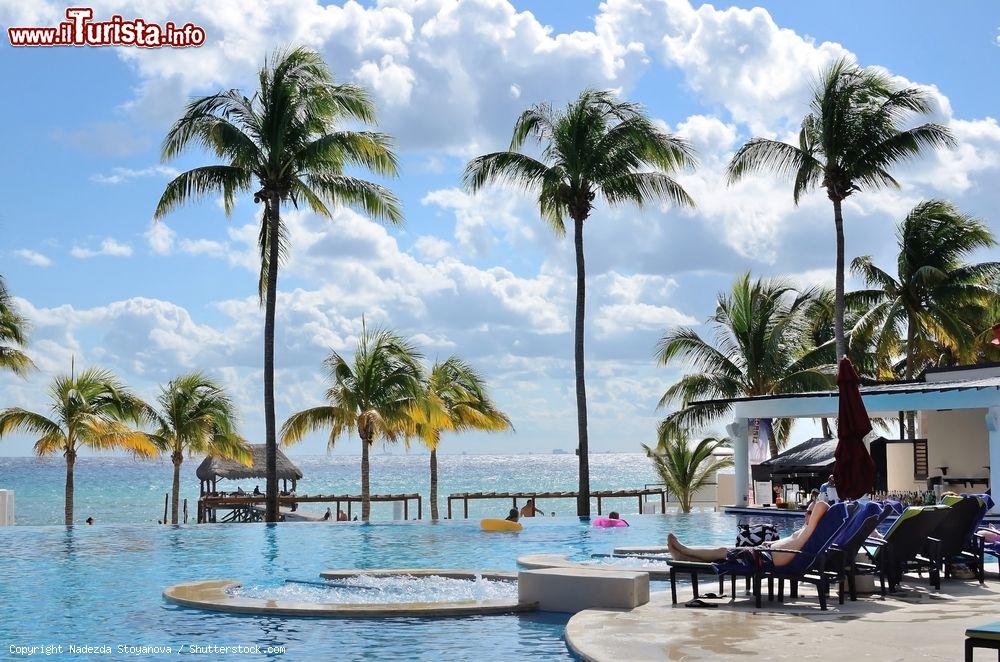 Immagine Piscina all'Hotel Azul Fives a Playa del Carmen sulla Riviera Maya, Messico - © Nadezda Stoyanova / Shutterstock.com