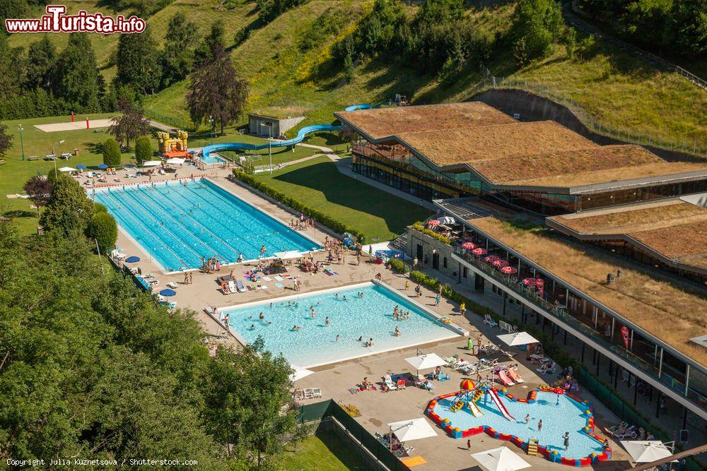 Immagine Piscina con giochi all'aperto fotografata dall'alto a Morzine, ski resort in Francia - © Julia Kuznetsova / Shutterstock.com